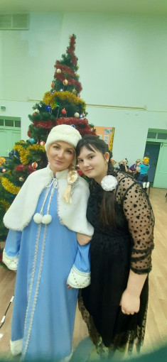 Снегурочка, девочка.