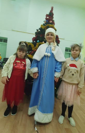Снегурочка, дети рядом.